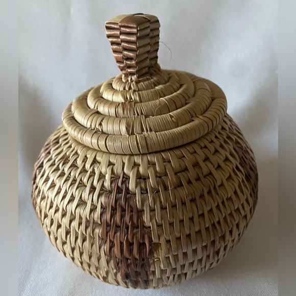Hand Woven Native American Lidded Basket and Seed Bead Brooch - Picture 8 of 8